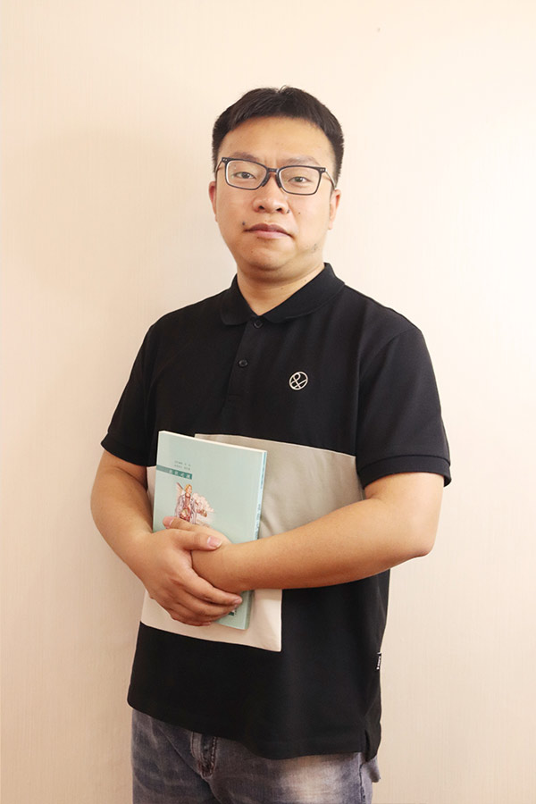 秦都杨斌 本科学历，毕业于西安航空学院